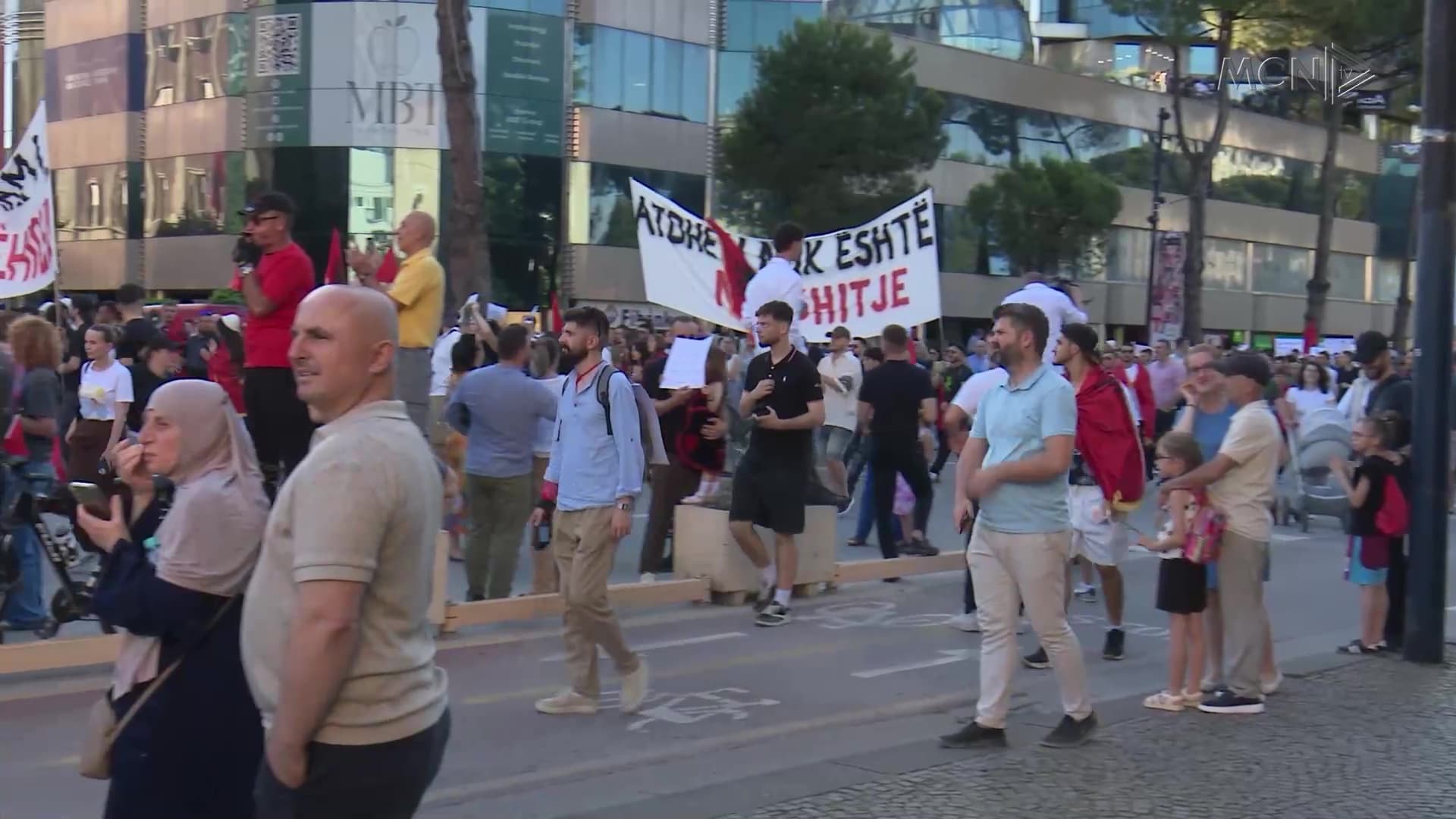 5 qytete në protestë për “Zvërnecin” / Mijëra qytetarë kërkojnë dorëheqjen e kryeministrit (VIDEO)