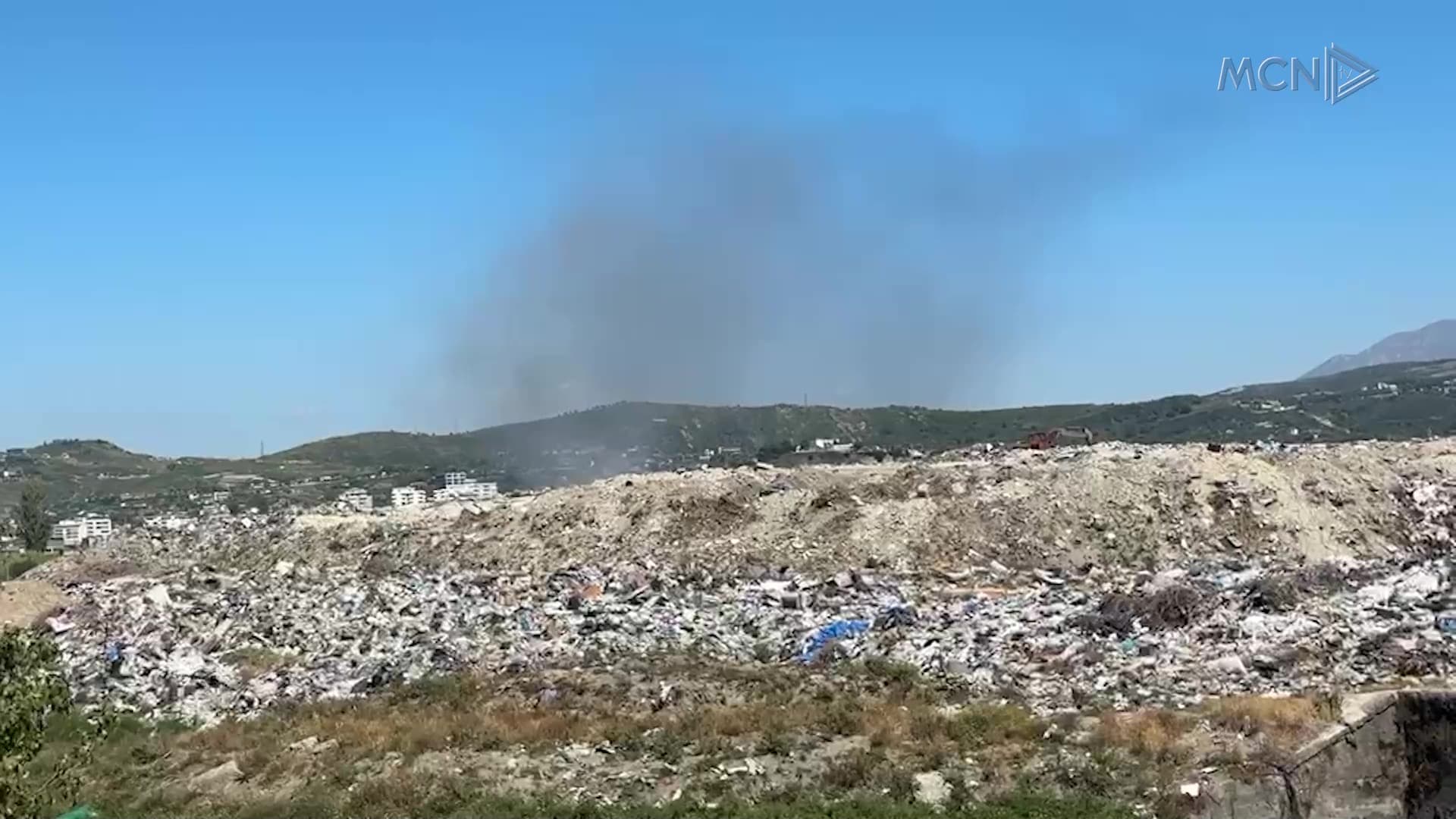 Dy zjarre në 5 ditë te “24 maji” / Kapsulimi ende s’ka nisur, rikthehet shqetësimi nga mbetjet në Vlorë (VIDEO)