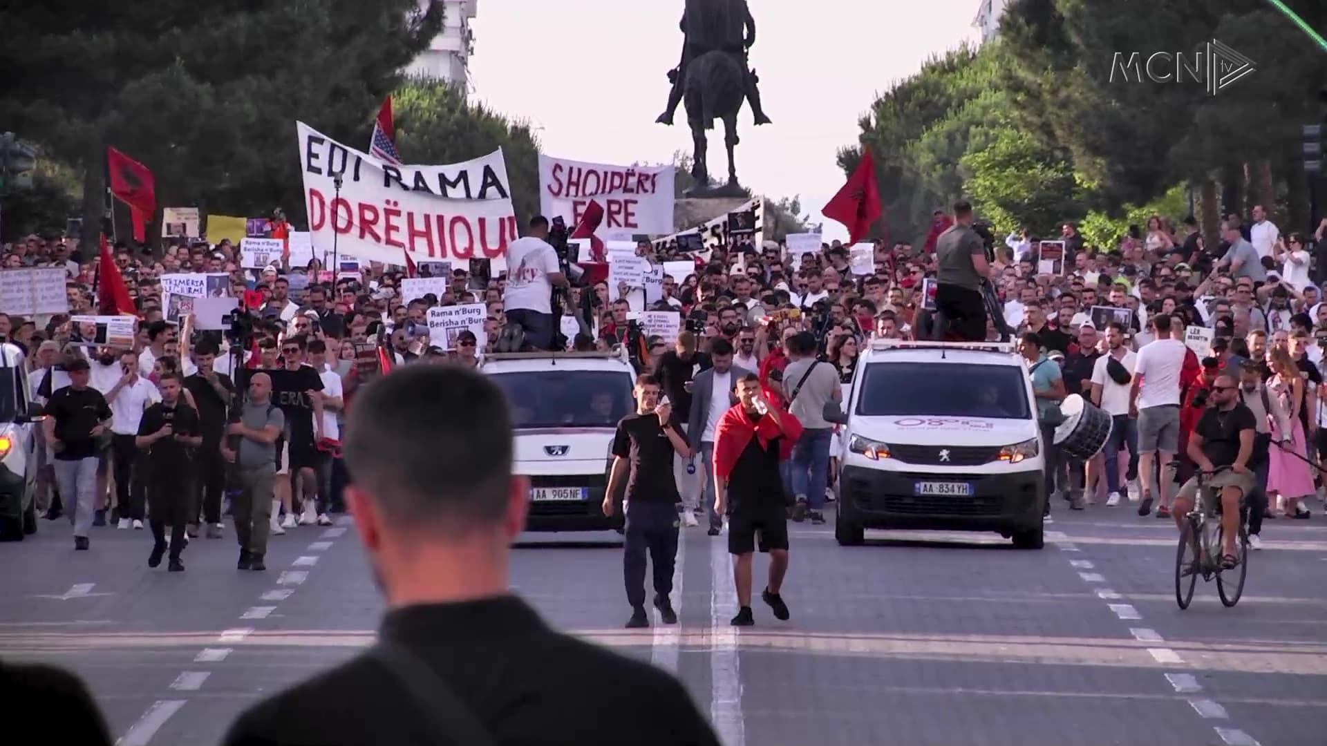 Dita e 15-të e protestës / 5 orë marshim, qytetarët bllokuan autostradën Tiranë-Durrës (VIDEO)