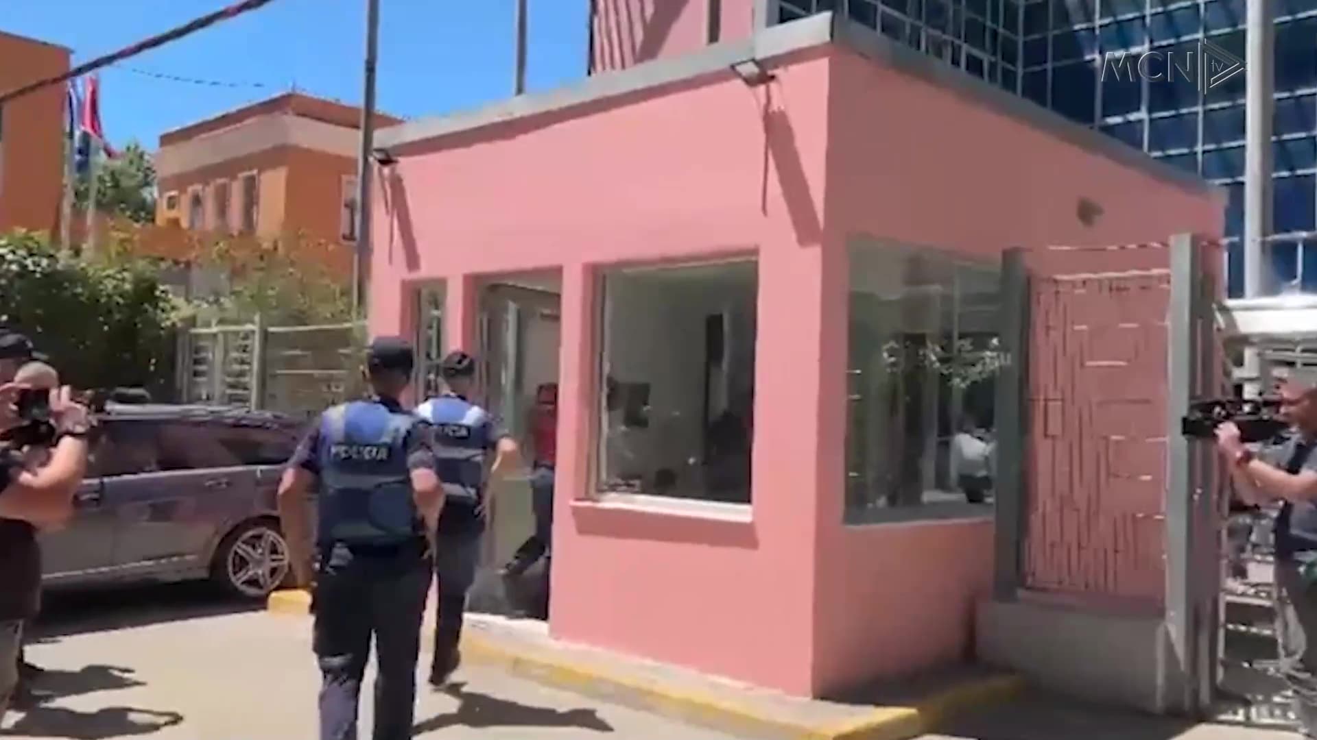 Sherr mes të pandehurve në sallën e gjyqit / Tre vëllezrit Bushgjokaj godasin me grushte Petrit Çakrrin, ndërhyn policia (VIDEO)