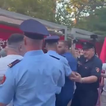 Deputeti Ardit Bido tenton të kalojë mes protestuesve para parlamentit, largohet me ndërhyrjen e policisë