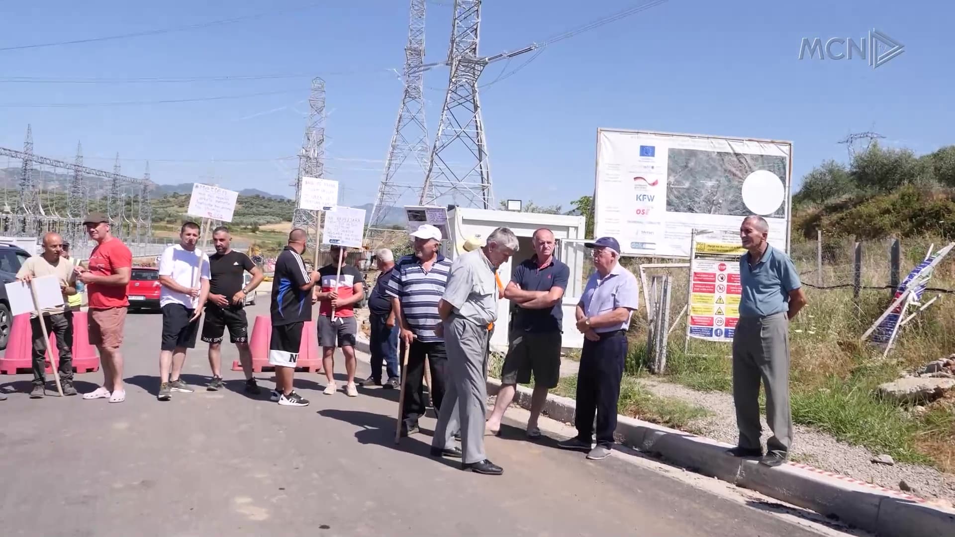 Elbasan, bllokohet hyrja e nënstacionit elektrik / Banorët: OST s’mban premtimin për rikonstruksionin e rrugëve që dëmtoi (VIDEO)