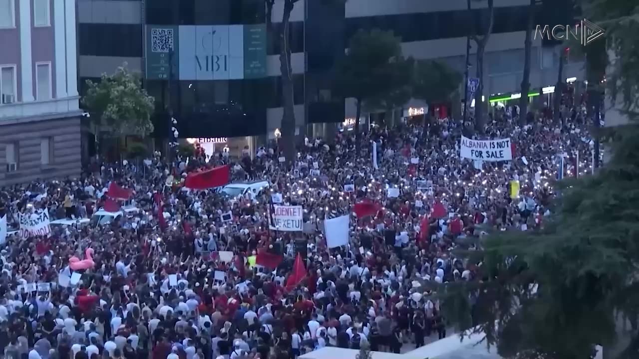 Protesta në ditën e 20-të / Qytetarët nuk ndalen, kërkojnë largimin e kryeministrit (VIDEO)