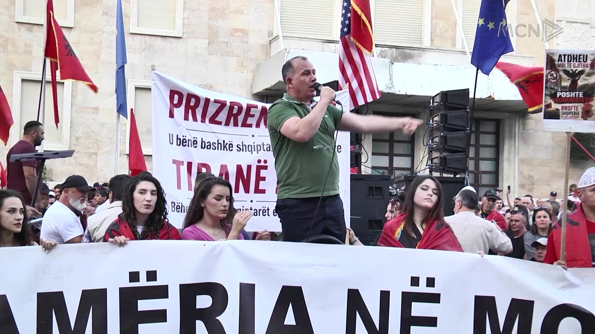“Nuk tërhiqemi deri në rrëzimin e Ramës” / Në ditën e 22, protestuesit qëndrojnë pranë kryeministrisë gjithë natën (VIDEO)  