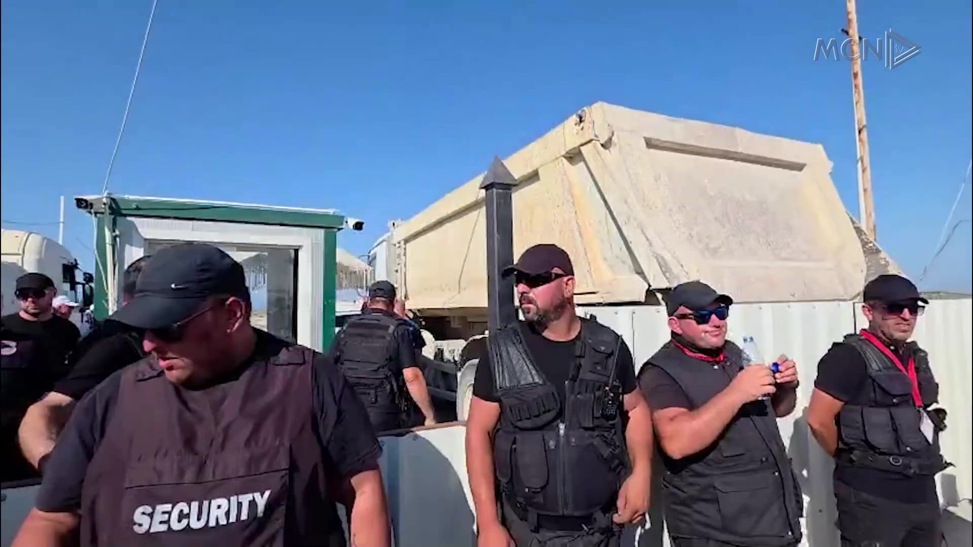 “2A Group” bllokon hyrjen me kamiona / Tensione në aeoportin e Vlorës, Pacolli: Për çfarë na duhet shteti? (VIDEO)