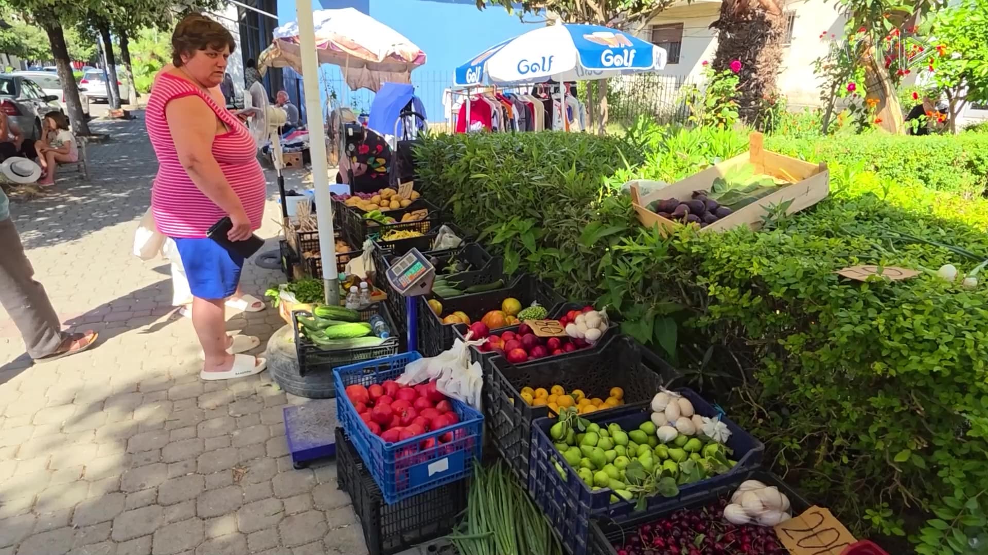 Lushnjë, prej 3 dekadash në trotuar / Bashkia nis ndërtimin e tregut, por vetëm për 10 tregtarë (VIDEO)