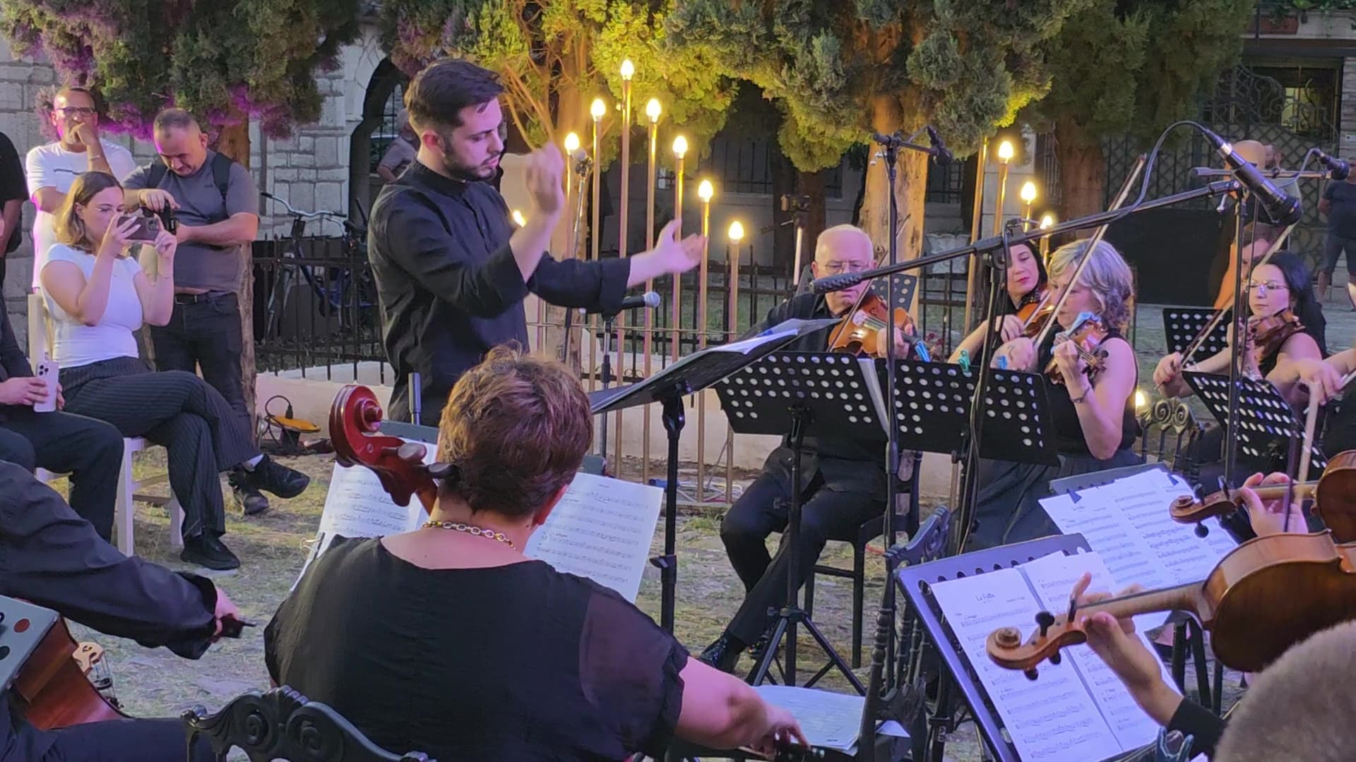Java Botërore e Muzikës/ Orkestra e Harqeve, koncert artistik në lagjen Kala të Elbasanit