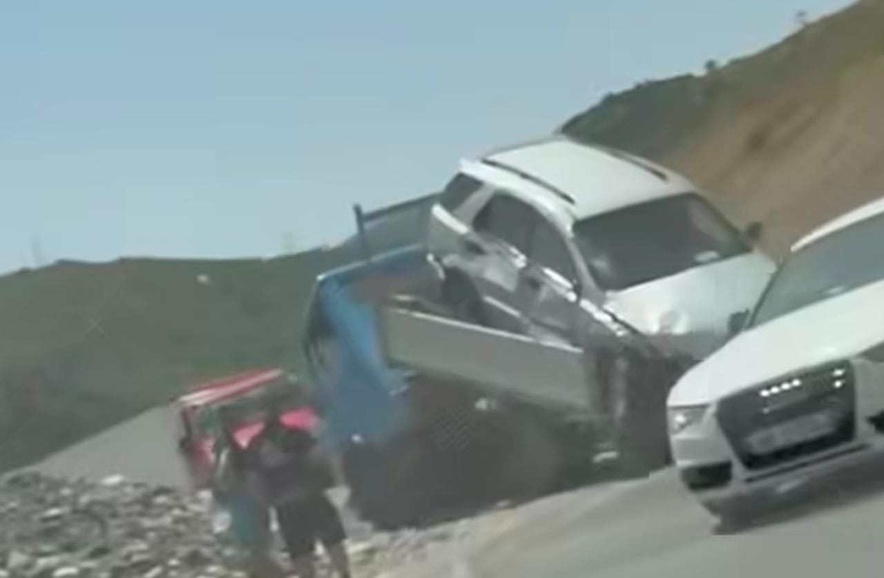 Karrotreci me një automjet të ngarkuar përfshihet në aksident në Librazhd-Elbasan