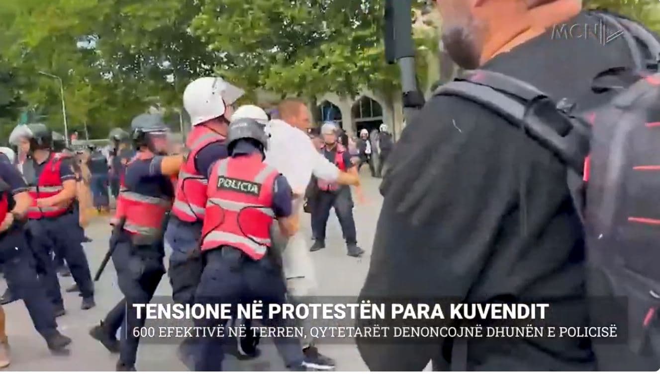 Tensione në protestën para Kuvendit, 600 efektivë në terren. Qytetarët denoncojnë dhunën