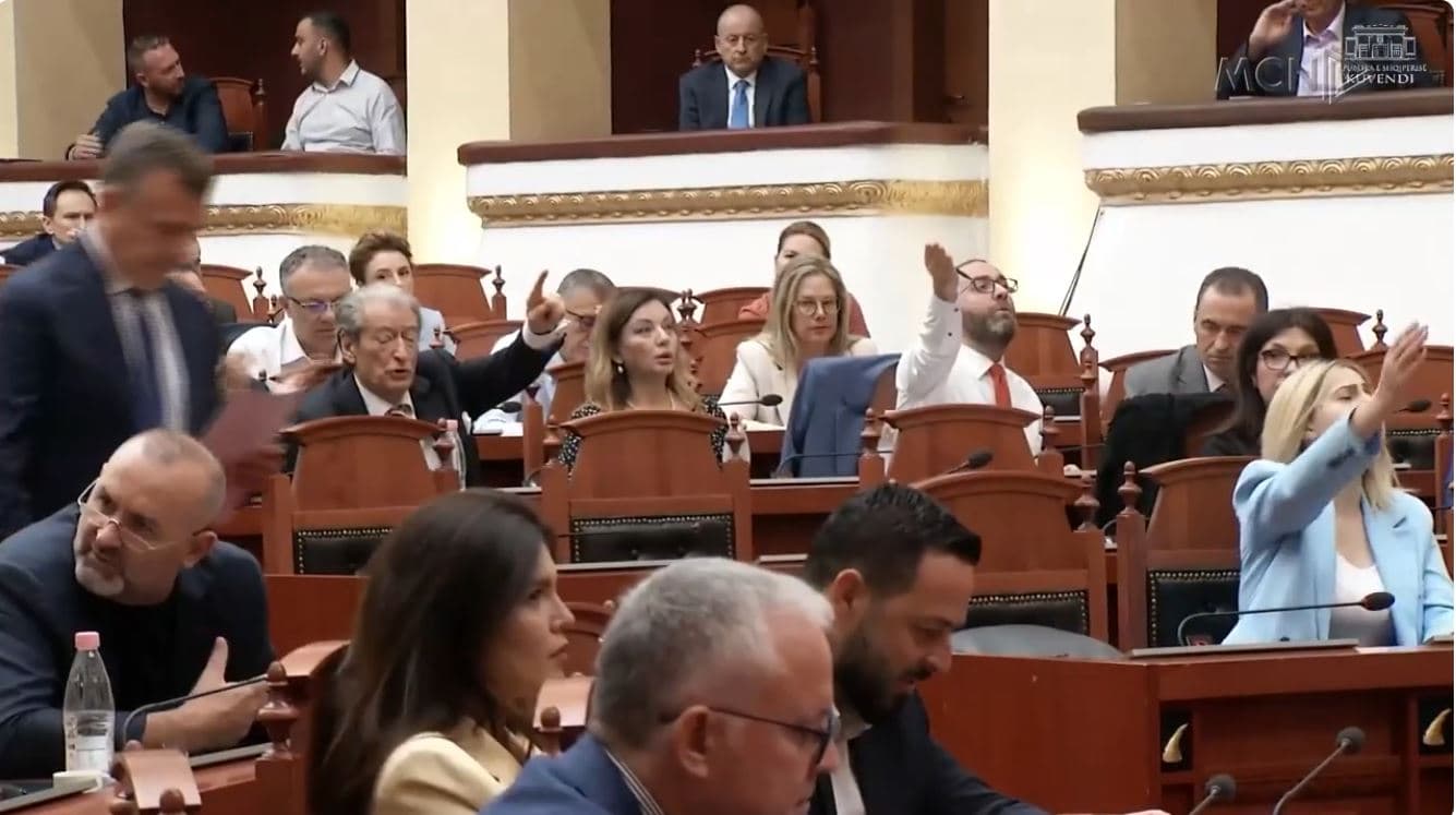 Marrëveshje me SHBA për 302 mln dollarë. Balla: Historike. Berisha: Procedura antikushtetuese