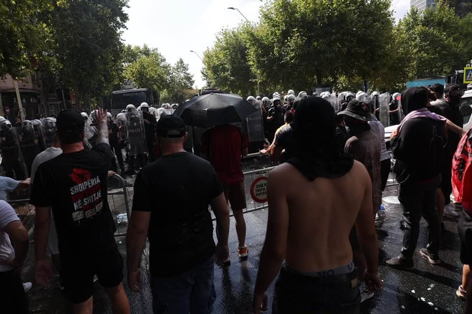 “Nuk na përfaqësoni!” Protestuesit heqin gardhin metalik te Parlamenti, hidhet ujë me piper drejt tyre (VIDEO)