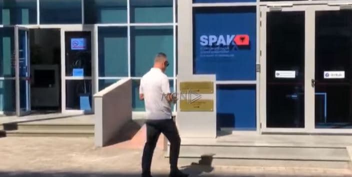 Hetimet për tenderat/ Biznesmeni Eral Myftaraj paraqitet në SPAK (VIDEO) 