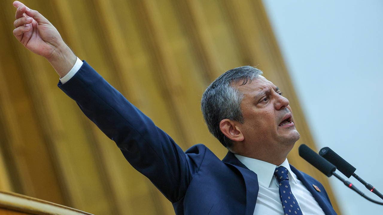 Tronditet opozita turke, 90 deputetë largohen nga CHP dhe i bashkohen partisë së re të Ozgur Ozel