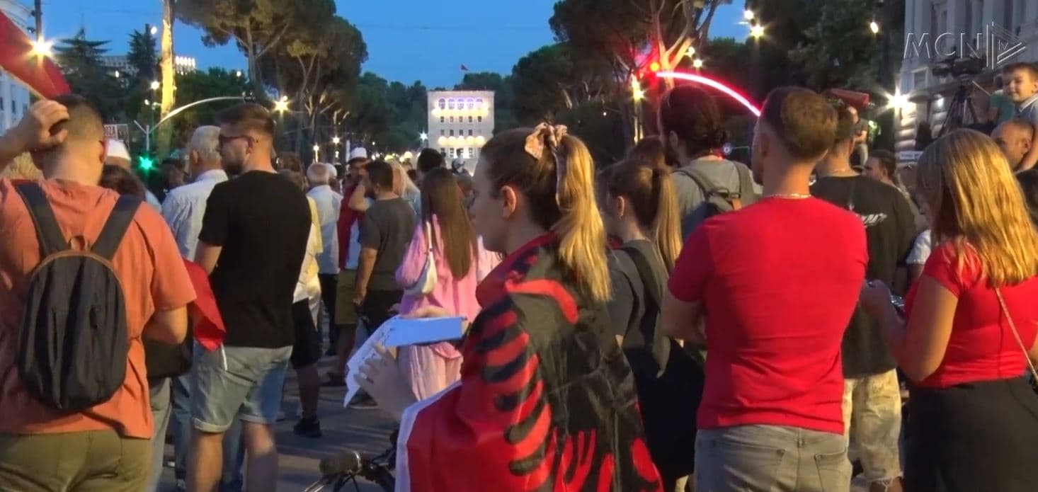 Diaspora dhe të huajt në shesh me qytetarët/ Protestuesit, kritika për financimin e koncertit të West  (VIDEO)