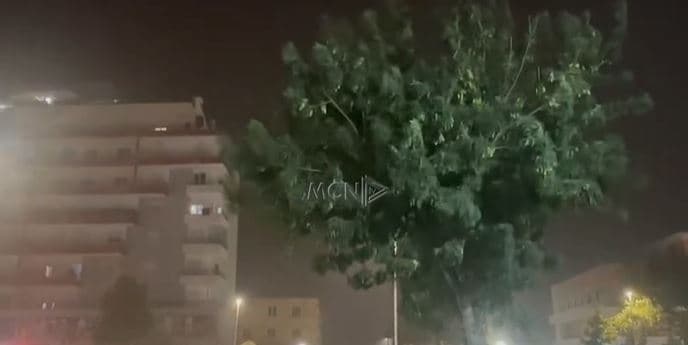 Stuhi në Vlorë, era e fortë përfshin qytetin bregdetar (VIDEO)