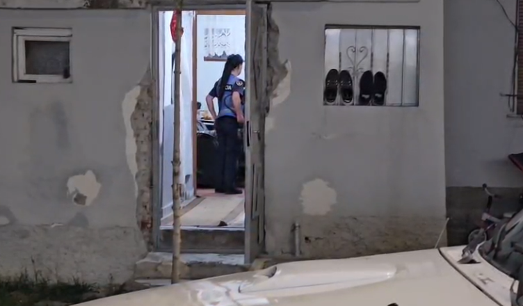 Njerku plagos rëndë në kokë 18-vjeçarin në Korçë, arrestohet autori