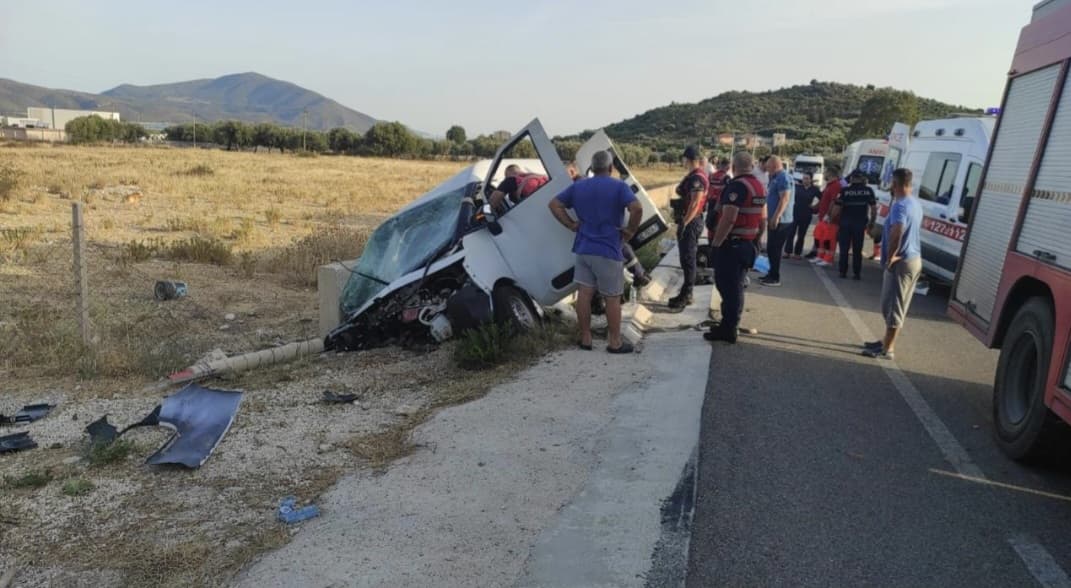 Aksident i rëndë në Vlorë/ Furgoni me punëtorë del nga rruga, 1 i vdekur dhe 4 të plagosur