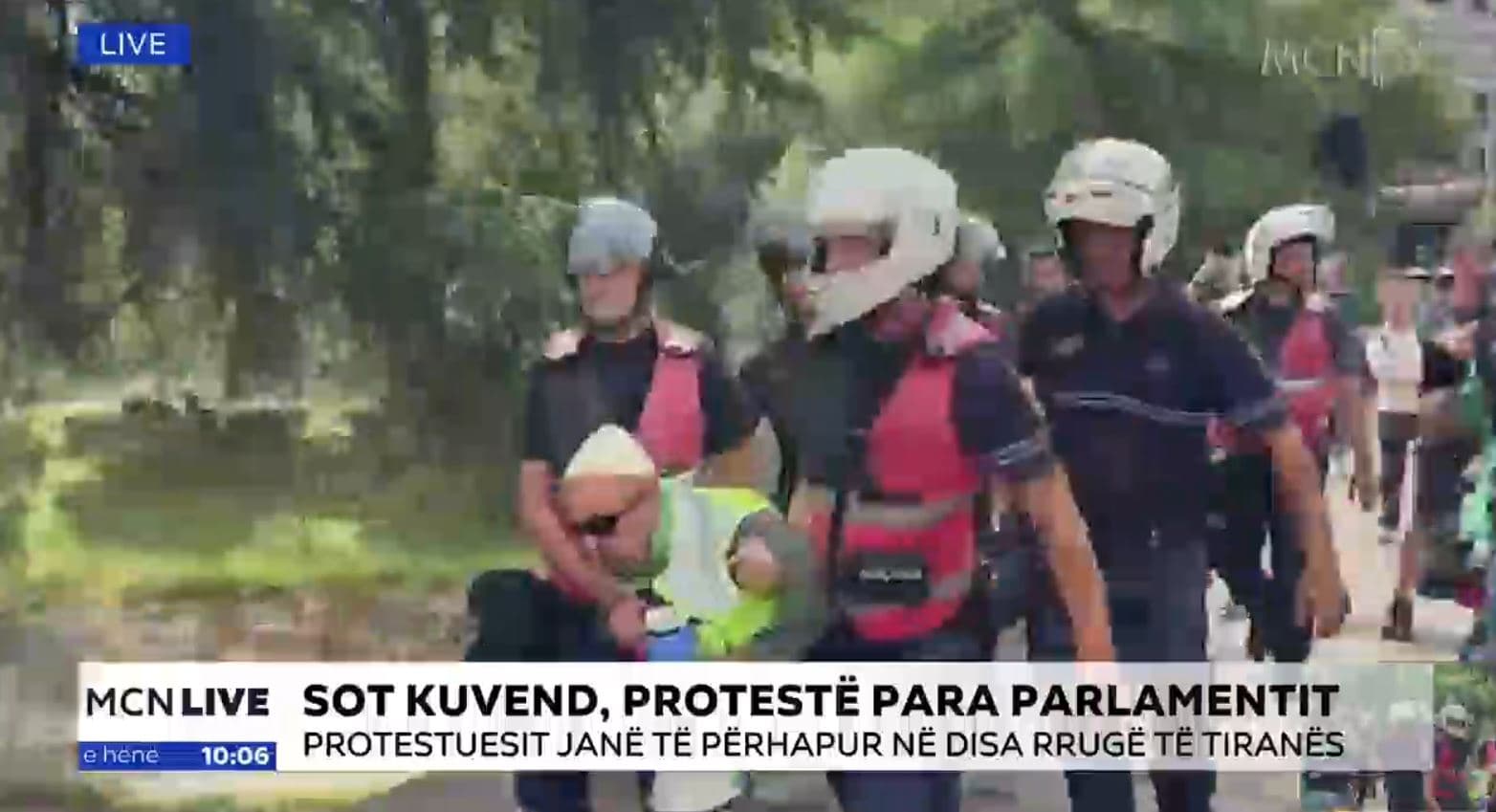 Protestë e tensionuar para Parlamentit, gaz lotsjellës, të lënduar dhe shoqërime (VIDEO)