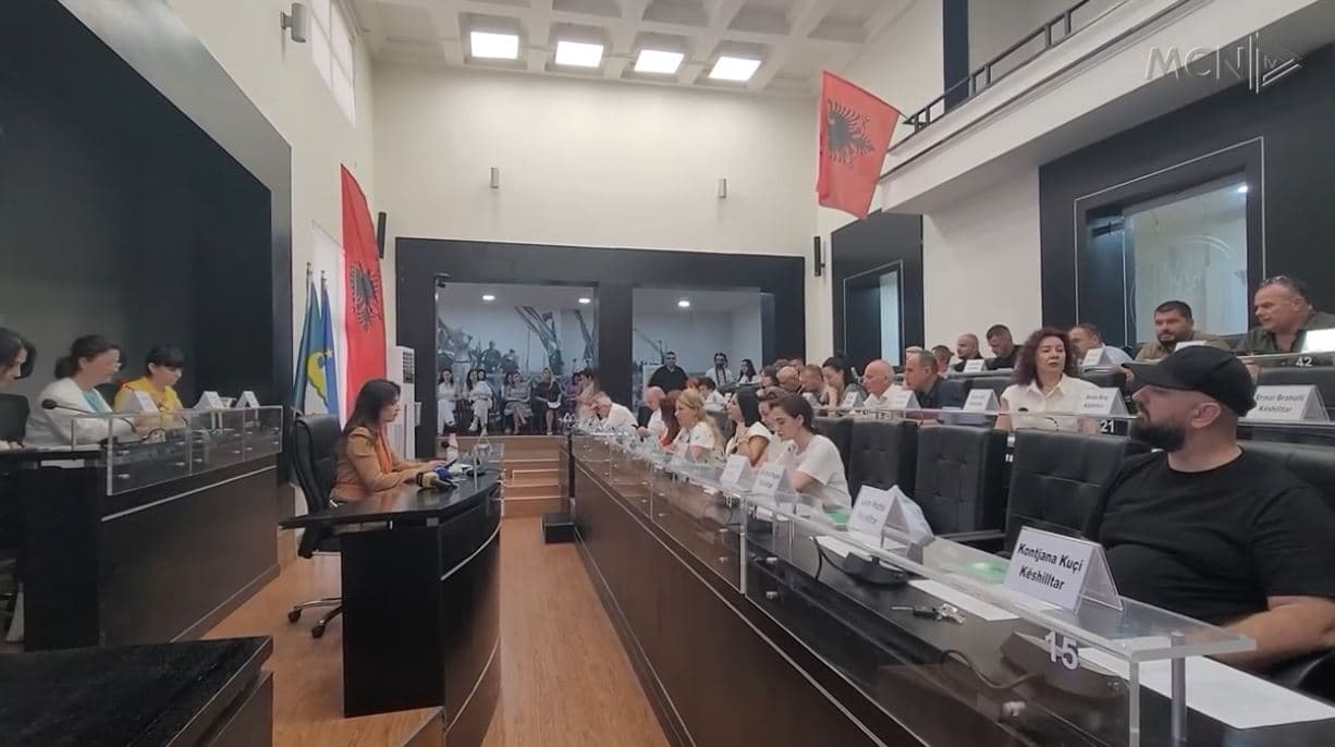 Durrës, debate për planin e barazisë gjinore/ Mazhoranca heq termin “transformim gjinor”, opozita sërish kundër (VIDEO)