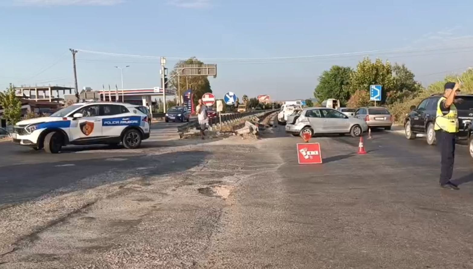 Përplasen dy makina në Lushnjë-Fier, plagoset drejtuesi i njërës prej tyre (VIDEO)