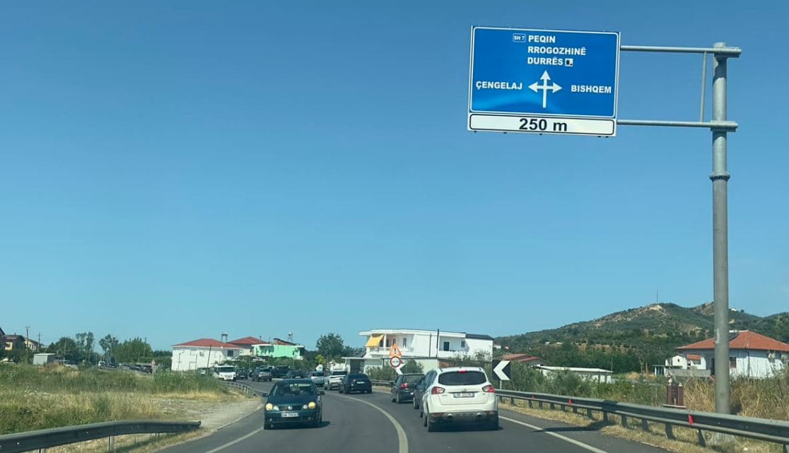 Përplasen dy makina në aksin Peqin-Rrogozhinë, një prej shoferëve përfundon në spital