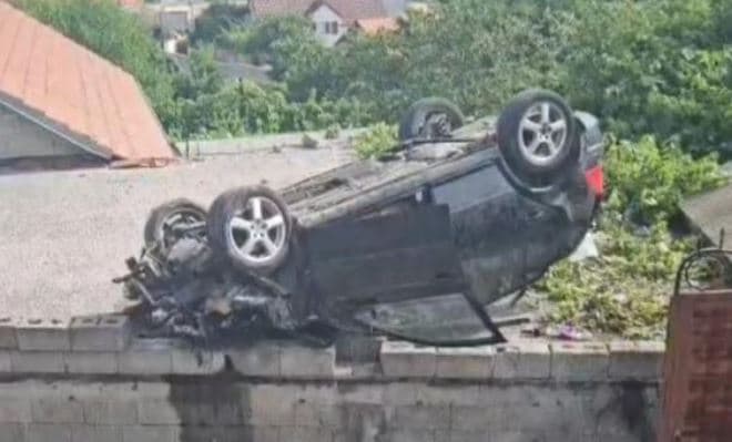 Kukës/ Makina del nga rruga dhe përplaset me murin, plagosen shoferi dhe dy pasagjeret