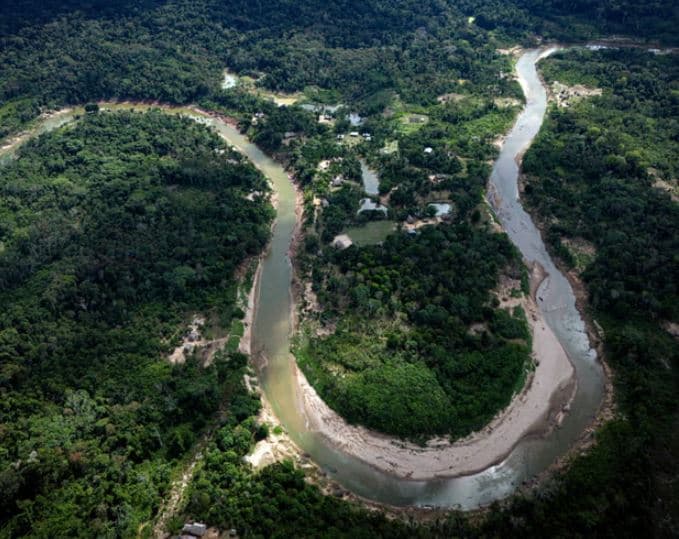 Alarm në kufirin Brazil-Peru, bandat kriminale kërcënojnë popullin dhe pyllin e Amazonës