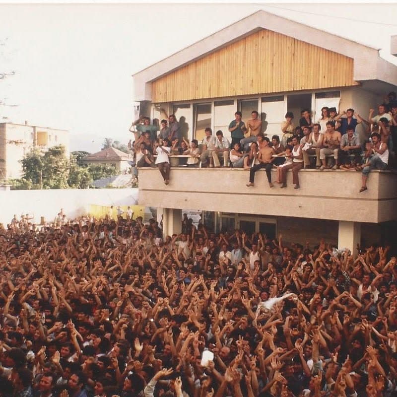Ambasada Gjermane kujton 2 korrikun me një ekspozitë: Ngjarje që u kthyen në simbol të guximit të njerëzve që zgjodhën një jetë në liri