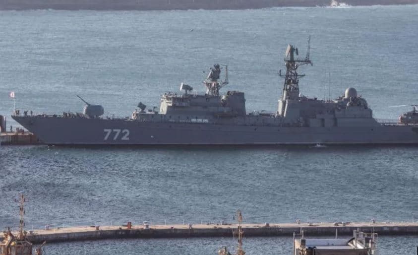 Anija luftarake ruse kryen stërvitje me armë zjarri pranë brigjeve britanike