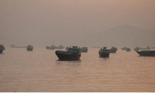 Anije kontejnerësh në flakë pranë Ngushticës së Hormuzit, shpëtohet ekuipazhi