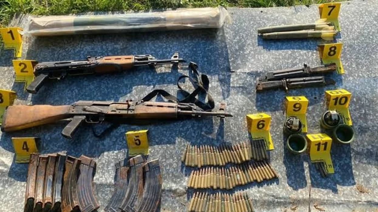 Policia e Kosovës gjen armë, municion dhe pajisje ushtarake në tri shtëpi serbe në Zubin Potok