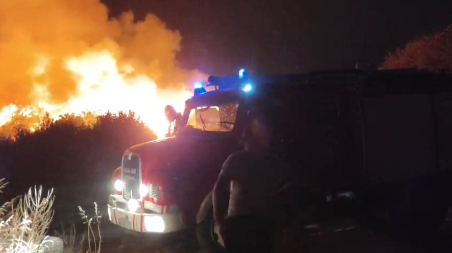 Zjarri përfshin vendgrumbullimin e mbetjeve në Krujë, rrezik për zonat e banuara (VIDEO)