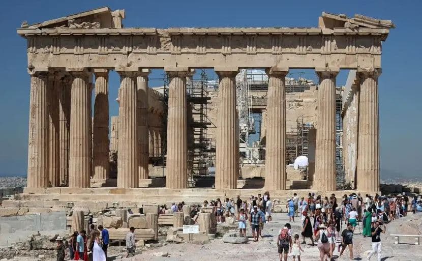 Një burrë plagos me thikë turistët pranë Akropolit në Athinë