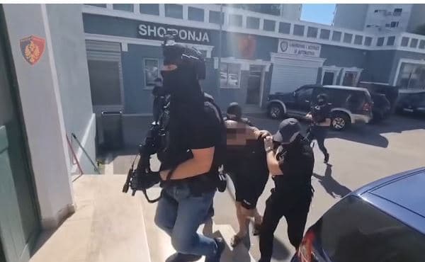 I dënuar në Itali për shfrytëzim prostitucioni dhe skllavërim, arrestohet në Tiranë 48 vjeçari
