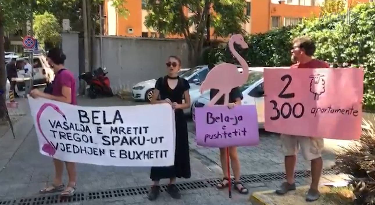 Ballukut i komunikohen akuza të reja/ Pritet nga protestues me pankartën “belaja e pushtetit” (VIDEO)