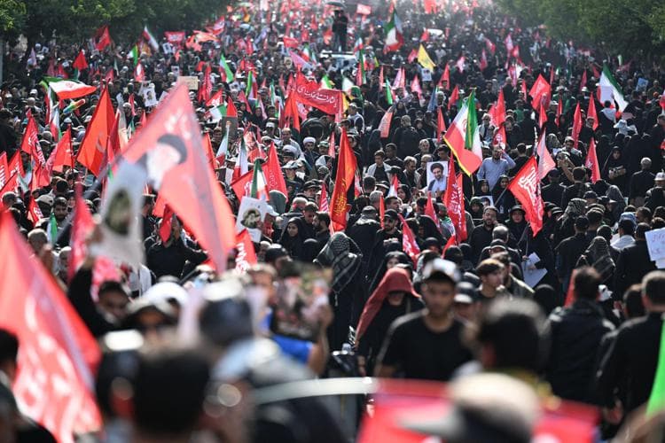 Mojtaba Khamenei mungon në funeralin e të atit, mbyllet hapësira ajrore e Teheranit
