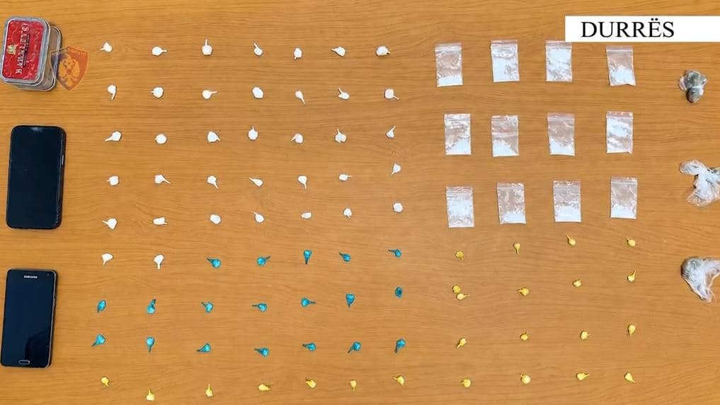   Arrestohen dy persona për shitje droge në Durrës, sekuestrohen mbi 100 doza narkotikësh