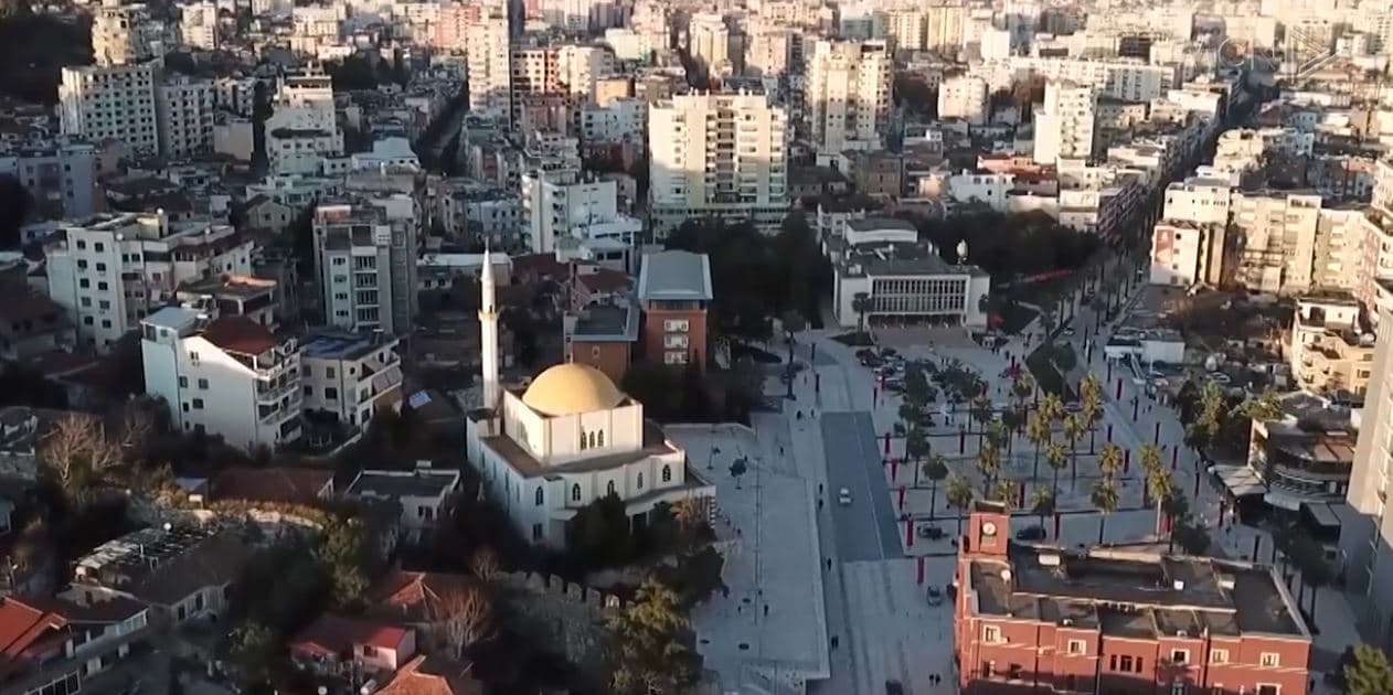 Tjetërsimi i pronave në Durrës/ Sekuestrohen 80 mijë metra katrorë tokë, 12 masa sigurie (VIDEO)
