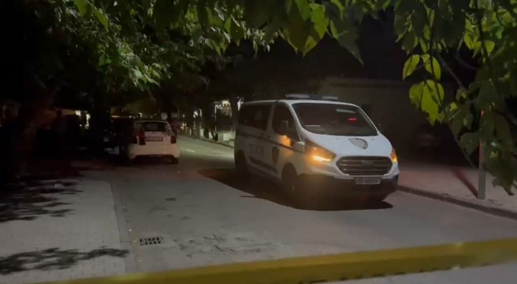 Plagosja e tre të rinjve në Elbasan, polici jashtë shërbimit ndoqi autorin 