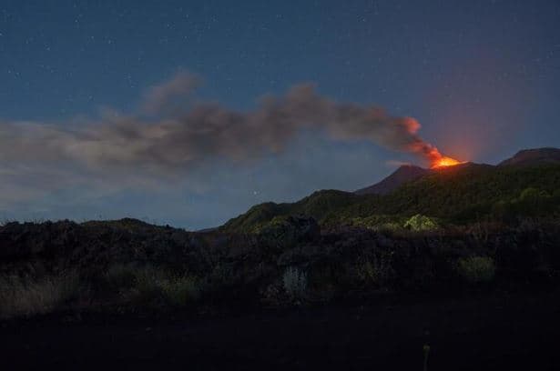 Etna shpërthen sërish, pezullohen fluturimet në aeroportin e Catanias