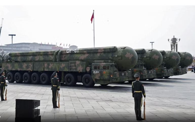Kina lëshon një raketë balistike nga një nëndetëse, SHBA shprehin shqetësim 