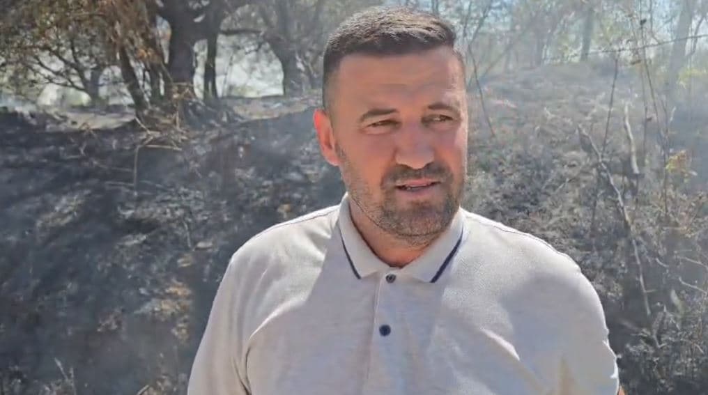 Flakët përhapen pranë zonës së banuar në Fier, Mbrojtja Civile: Situata mbetet problematike