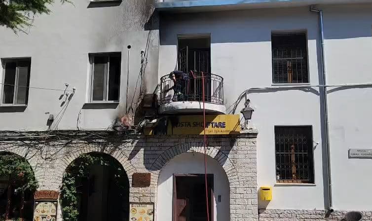 Shkëndija në rrjetin elektrik shkakton zjarr pranë Postës në Gjirokastër, ndërhyjnë zjarrfikësit