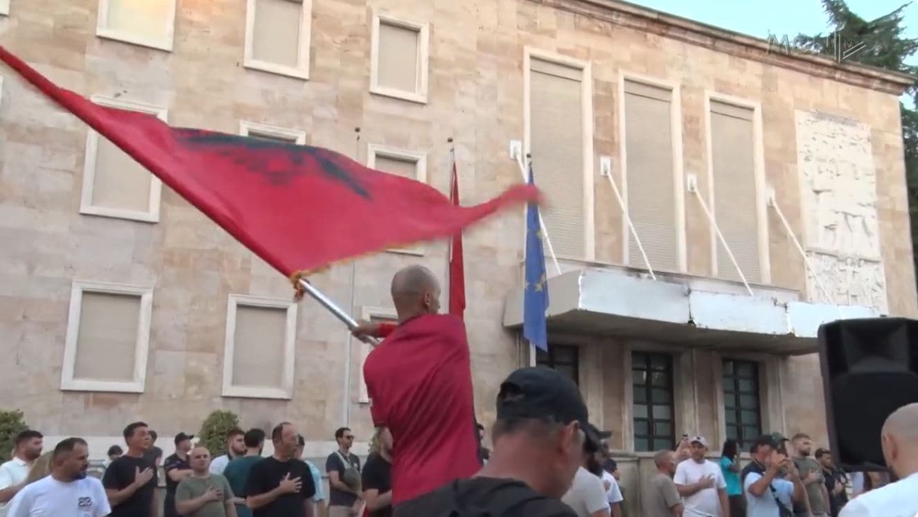 Diaspora e të huajt në shesh me qytetarët. Protestuesit, kritika për financimin e koncertit të West