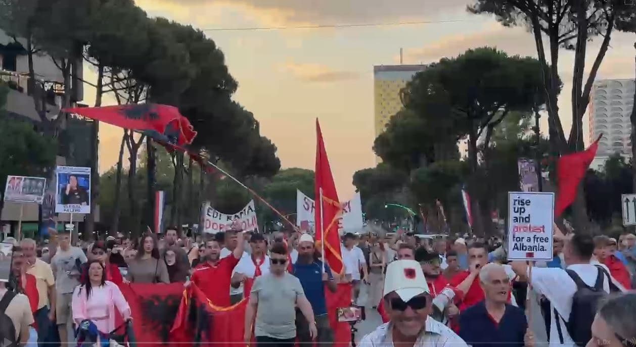   Dita e 47-të e protestës/ Qytetarët mblidhen para Kryeministrisë, nisin fjalimet