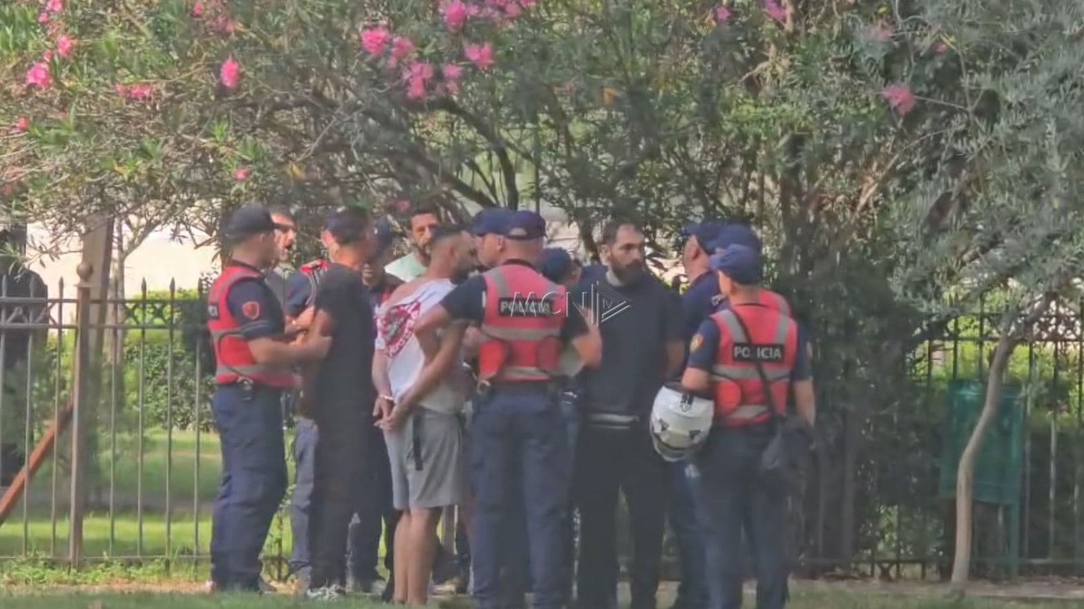 Hedhje vezësh dhe mielli në protestën para Kuvendit, Gent Progni dhe të tjerë shoqërohen nga policia (VIDEO)