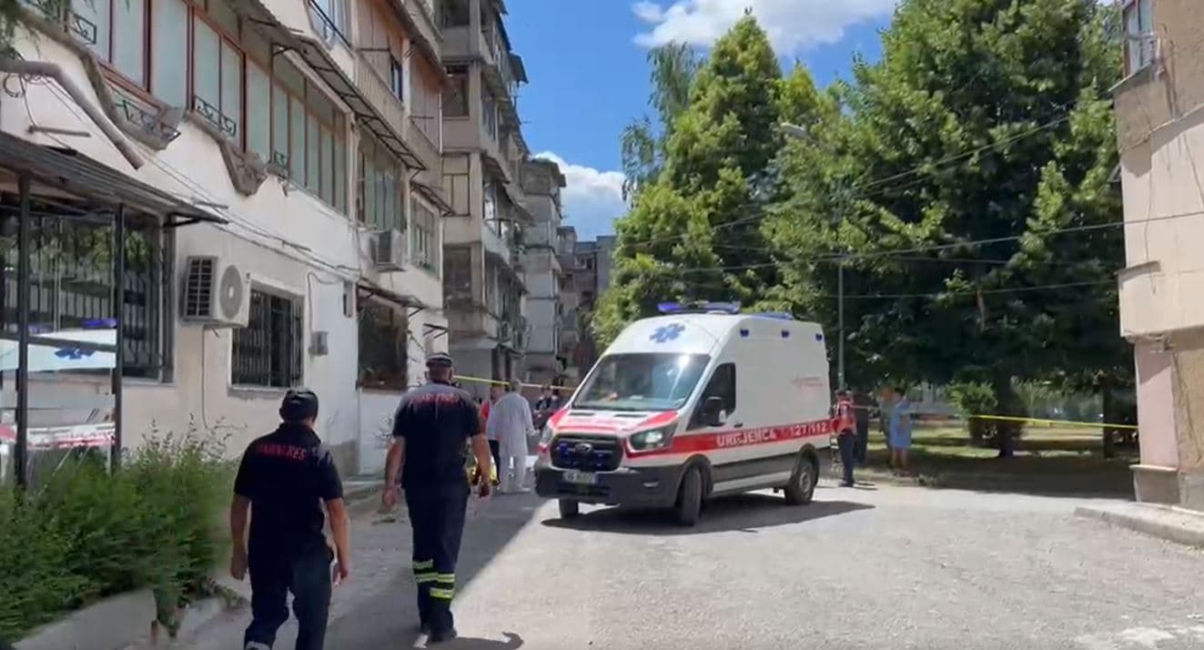 Korçë/ I moshuari hidhet nga kati i tretë i banesës, humb jetën 