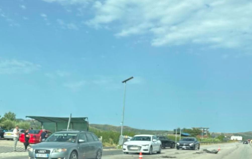 Aksident i trefishtë në aksin Peqin–Elbasan, dy persona të lënduar
