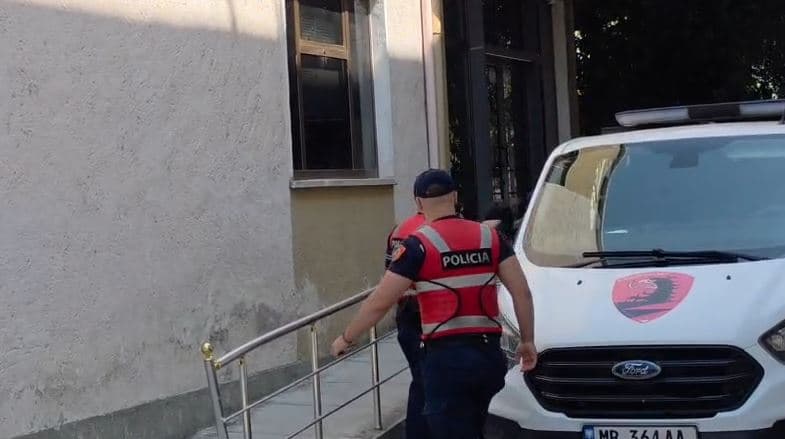 Rrahën brutalisht shoqen e tyre dhe e filmuan, dalin para gjykatës 3 vajzat në Fier për verifikimin e masave të sigurisë