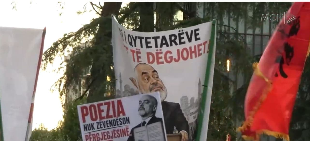 Rezistencë deri në plotësimin e kërkesave/ Të huajt i bashkohen protestës në ditën e 37-të (VIDEO)